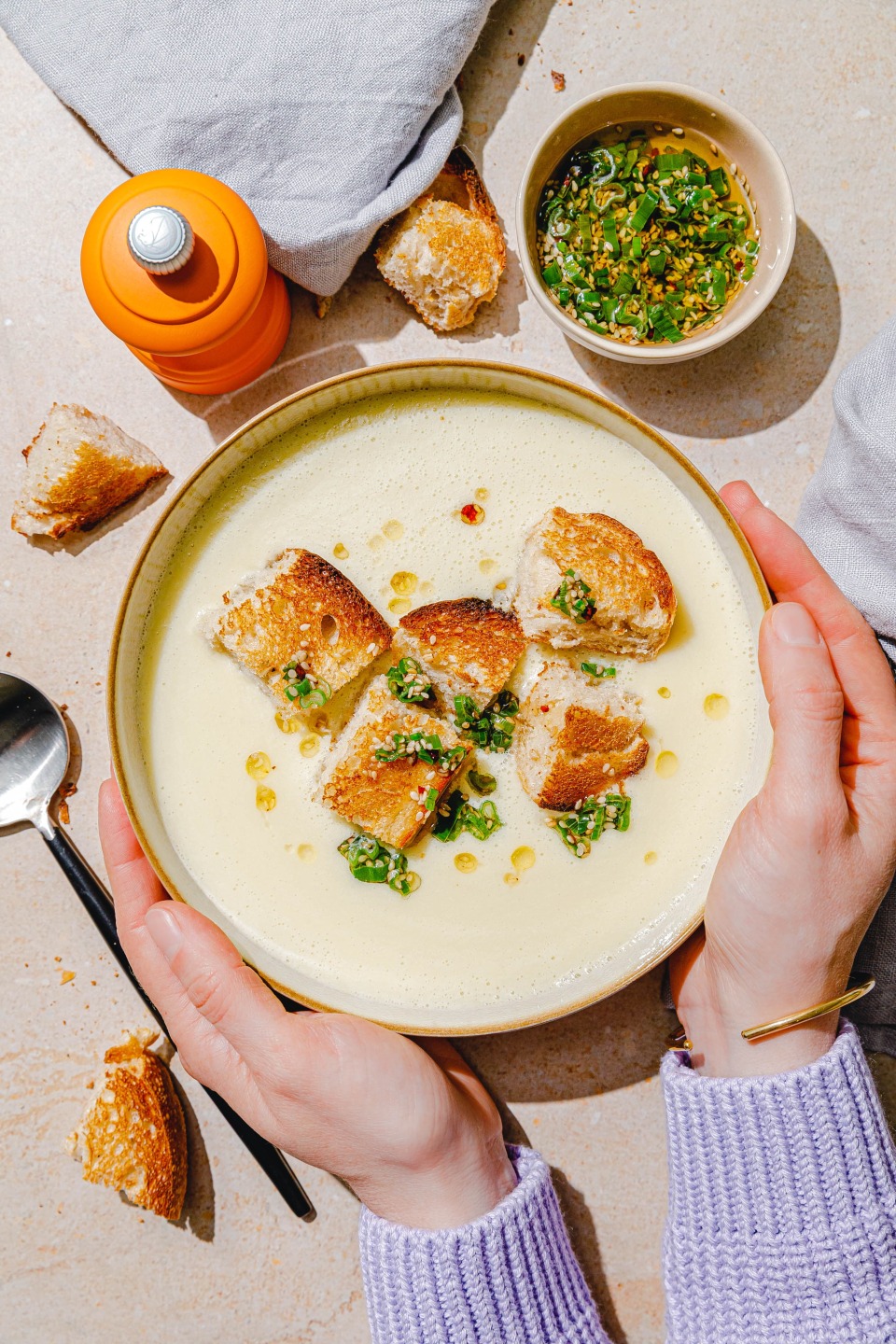 Vegane Spargelcremesuppe mit Zitronengras & Frühlingszwiebelöl
