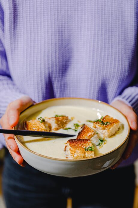 Vegane Spargelcremesuppe mit Zitronengras & Frühlingszwiebelöl