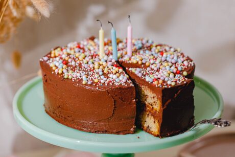 Veganer Geburtstagskuchen mit Schoko-Frosting