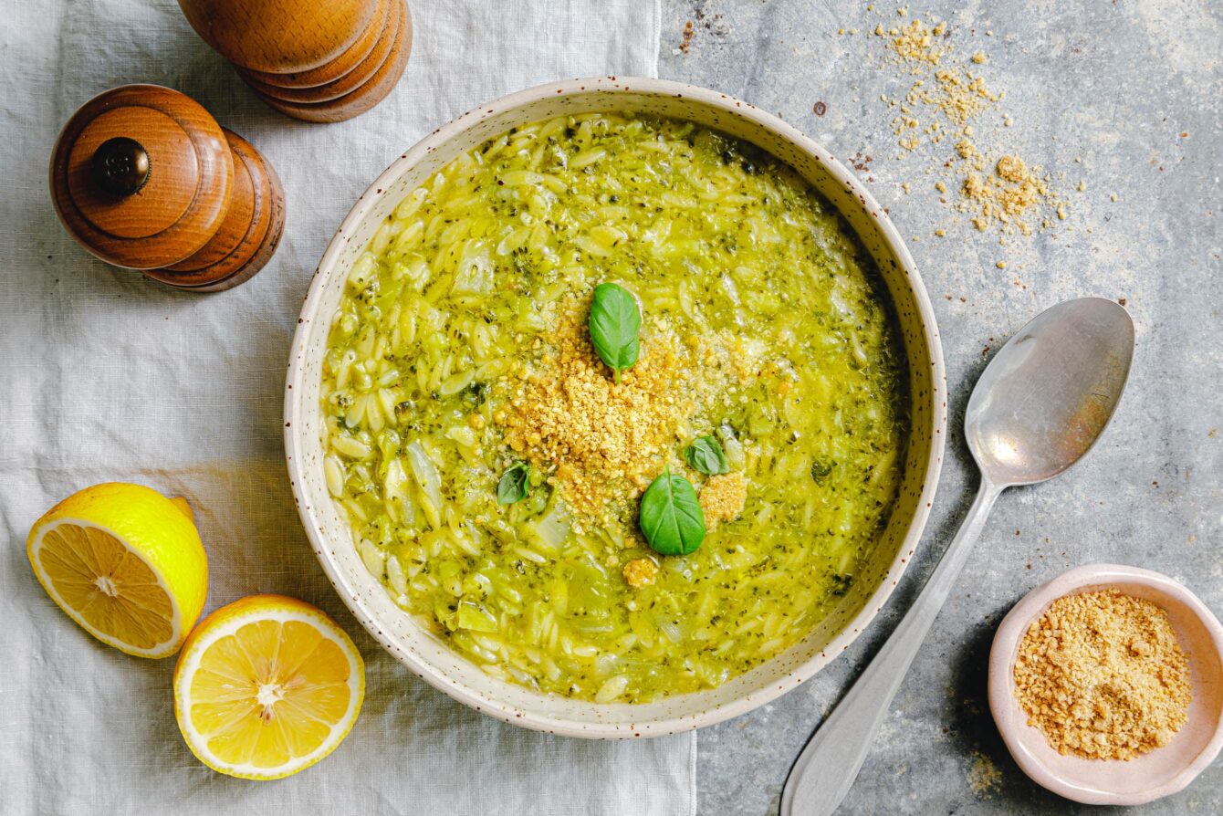 Vegane Brokkolisuppe mit Orzo