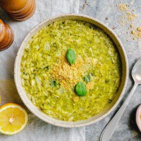 Vegane Brokkolisuppe mit Orzo