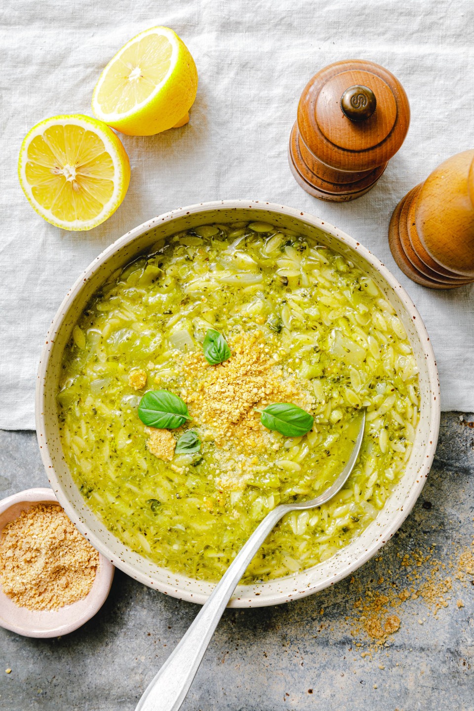 Vegane Brokkolisuppe mit Orzo