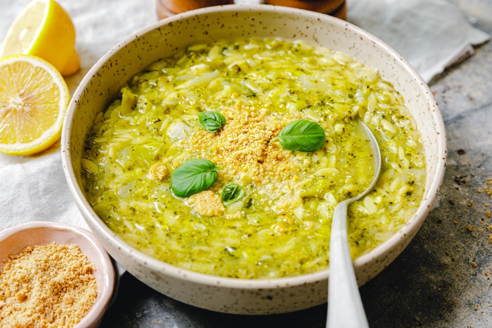 Vegane Brokkolisuppe mit Orzo