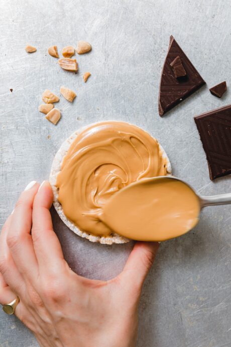 Reiswaffel mit Erdnussmus