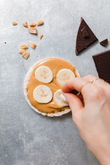 Reiswaffel mit Erdnussmus und Banane