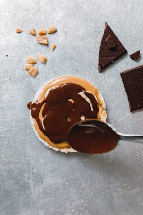 Reiswaffel mit Erdnussmus und Schokolade