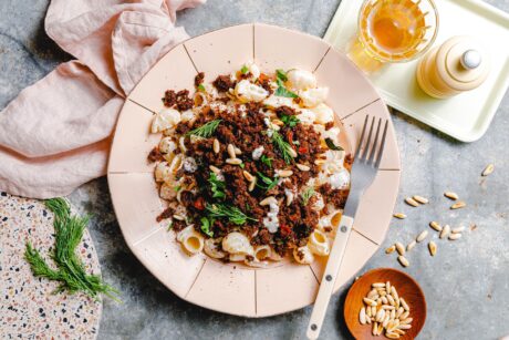 Macarona bil laban – arabische Pasta mit Joghurtsauce und veganem Hack