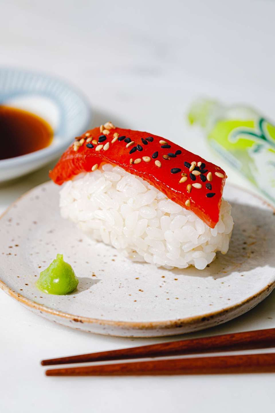 Vegane Nigiri mit Wassermelonen-Thunfisch