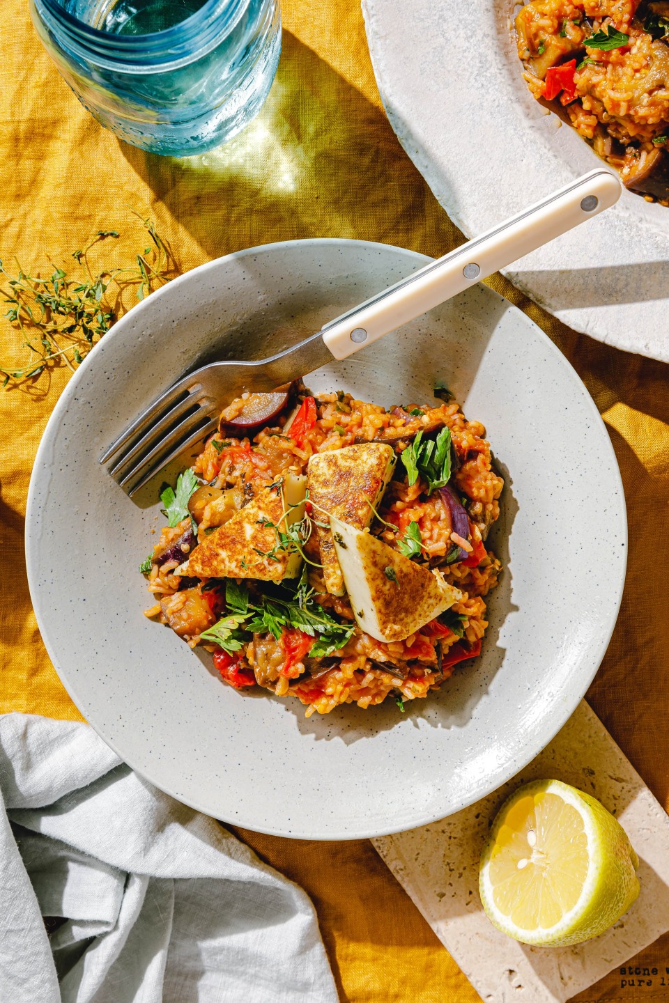 Auberginen-Pilaf mit veganem Halloumi