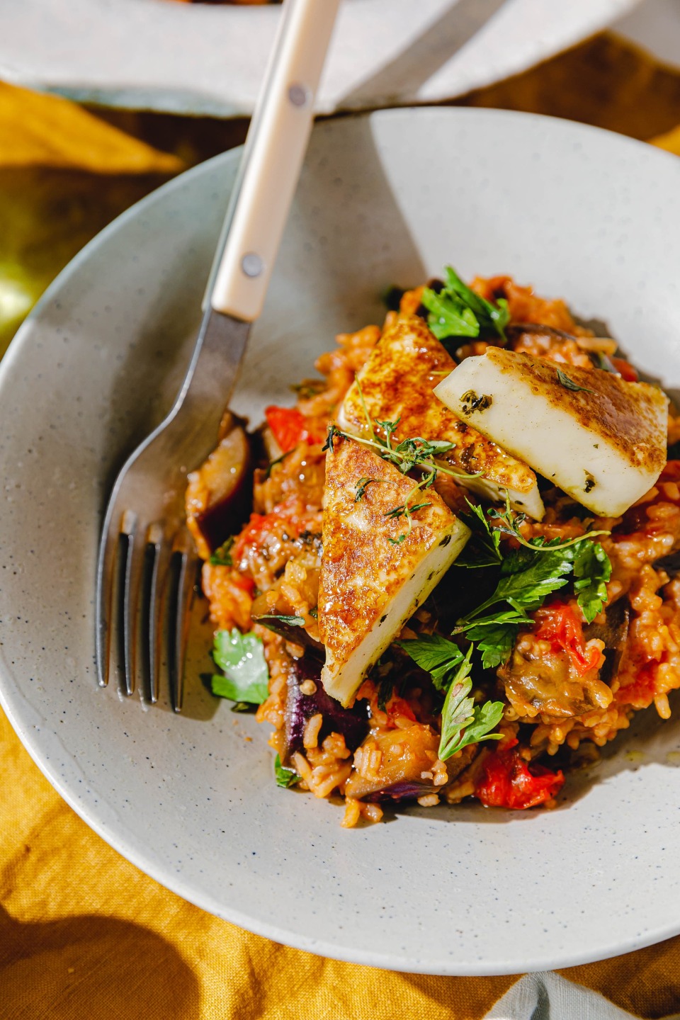 Auberginen-Pilaf mit veganem Halloumi