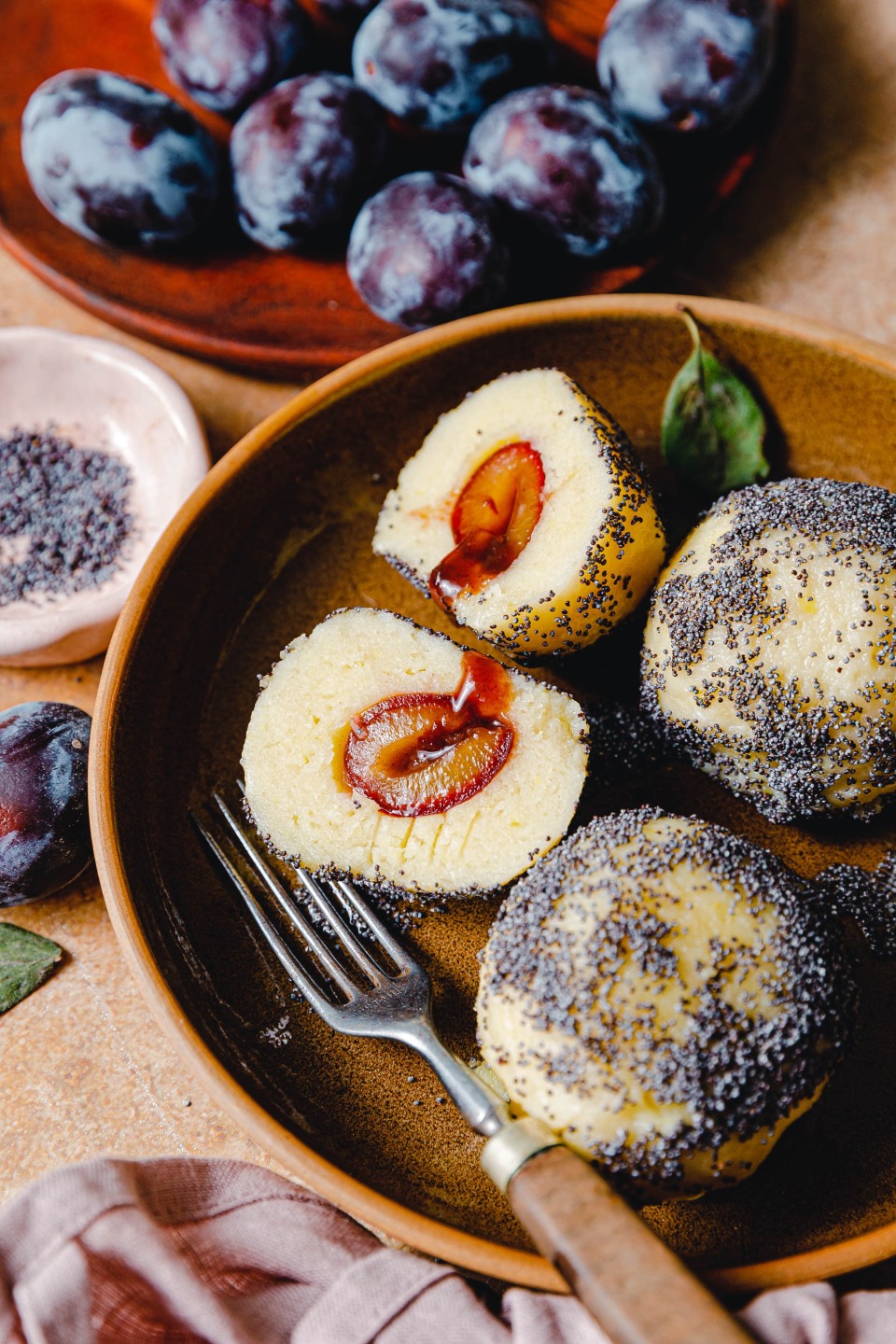 Vegane Zwetschgenknödel mit Kartoffelteig