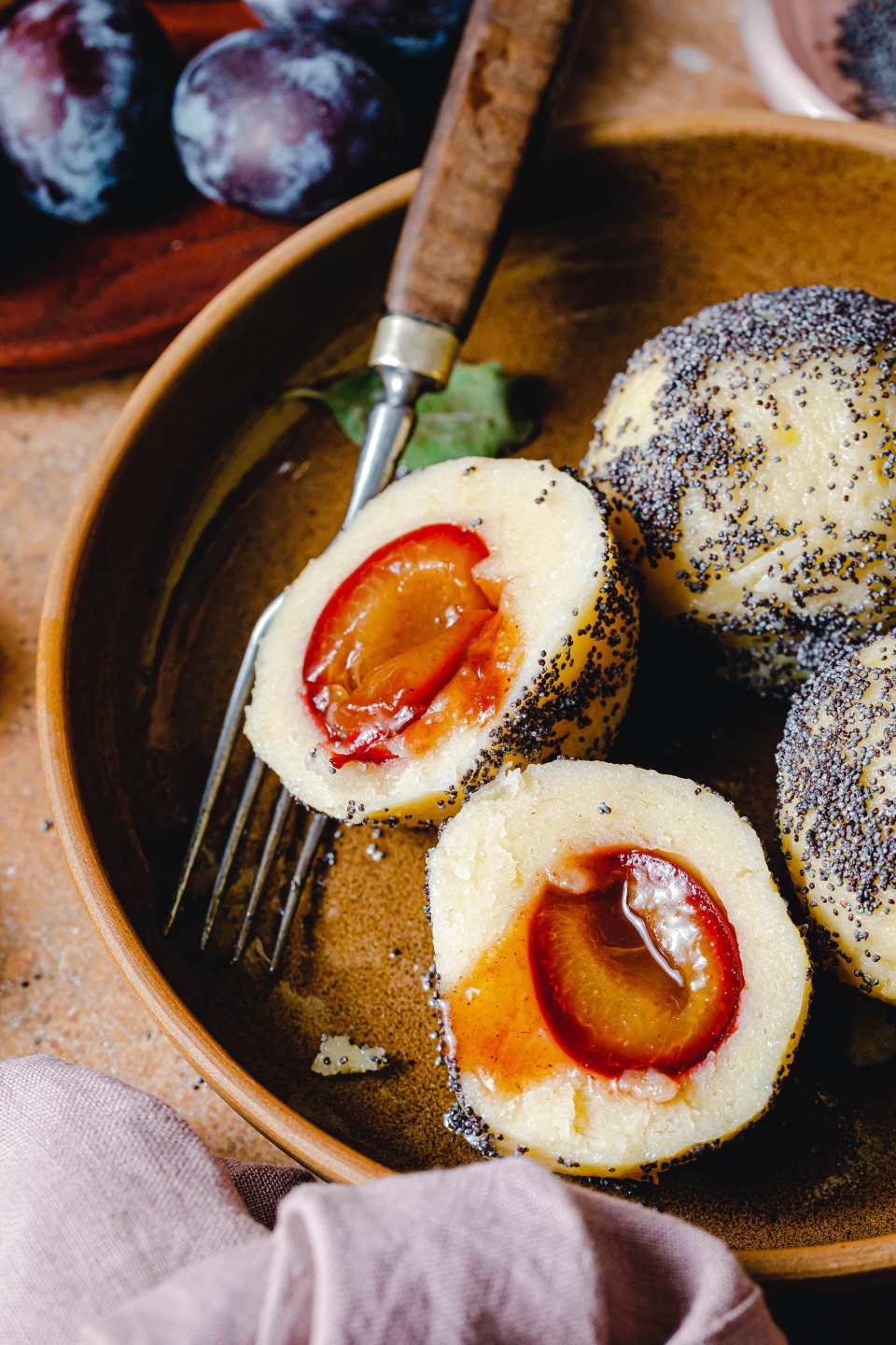 Vegane Zwetschgenknödel mit Kartoffelteig