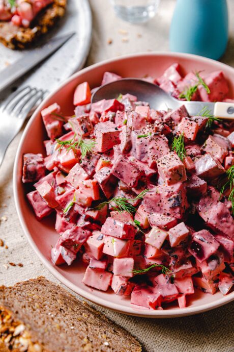 Veganer Heringssalat mit Roter Bete & Räuchertofu