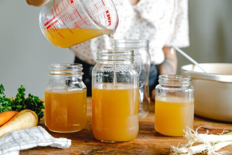 Die leckerste Gemüsebrühe aus Gemüseresten