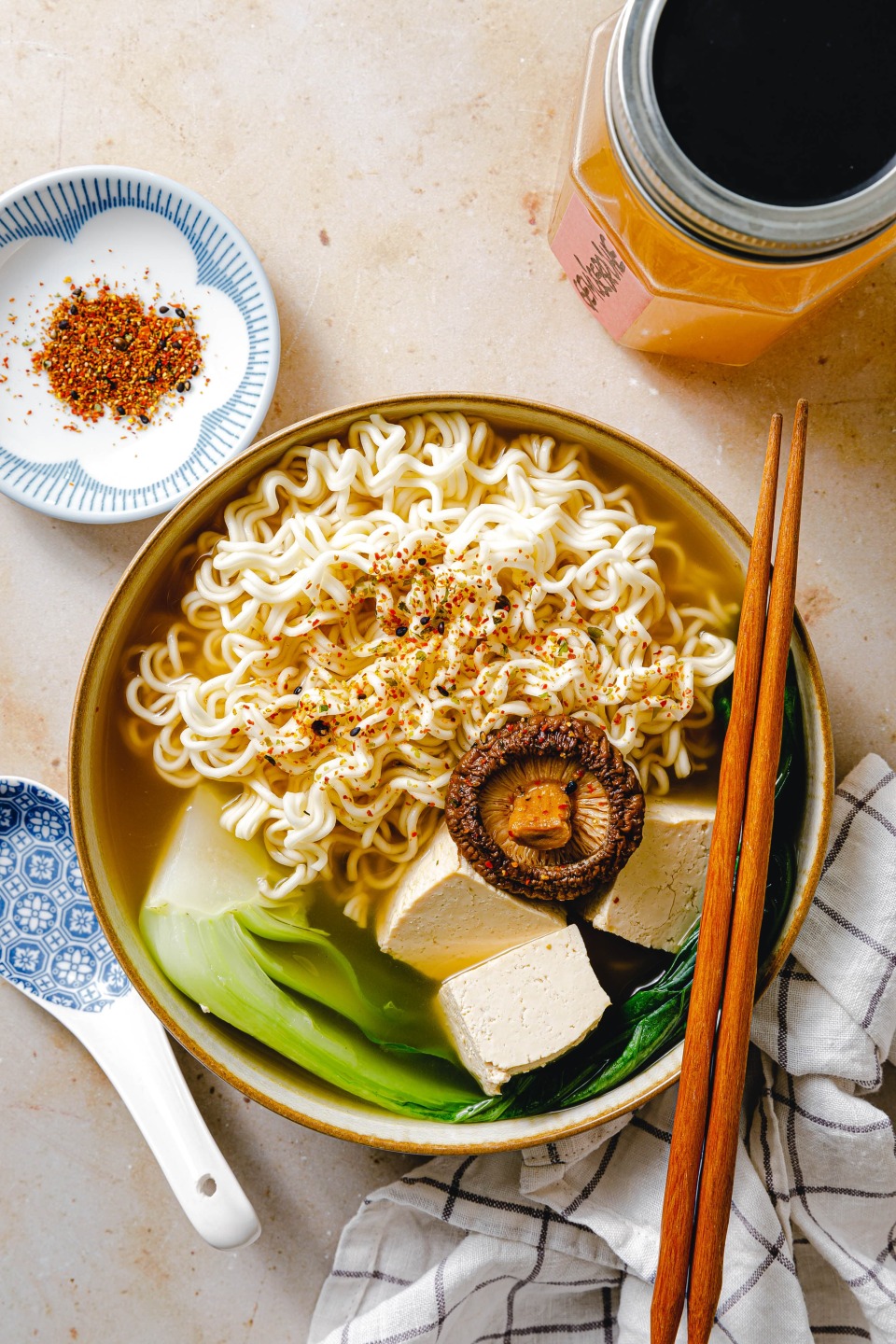 Vegane Nudelsuppe mit selbstgemachter Gemüsebrühe