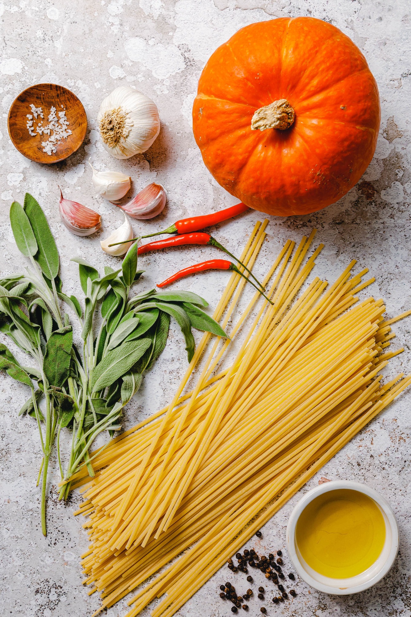 Zutaten für Linguine mit geröstetem Kürbis & Salbei