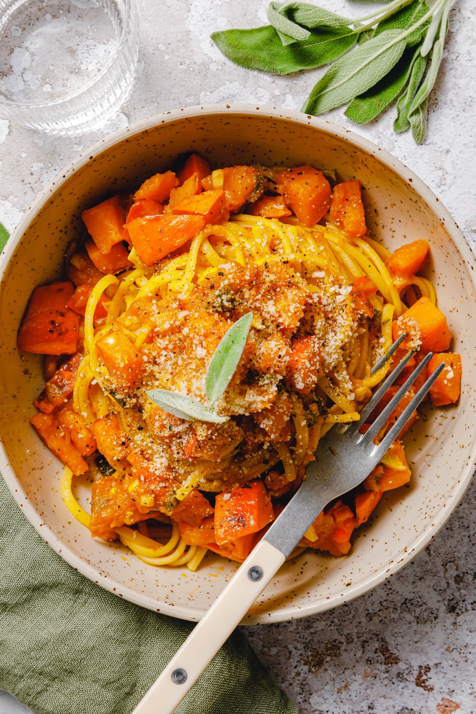 Linguine mit geröstetem Kürbis & Salbei