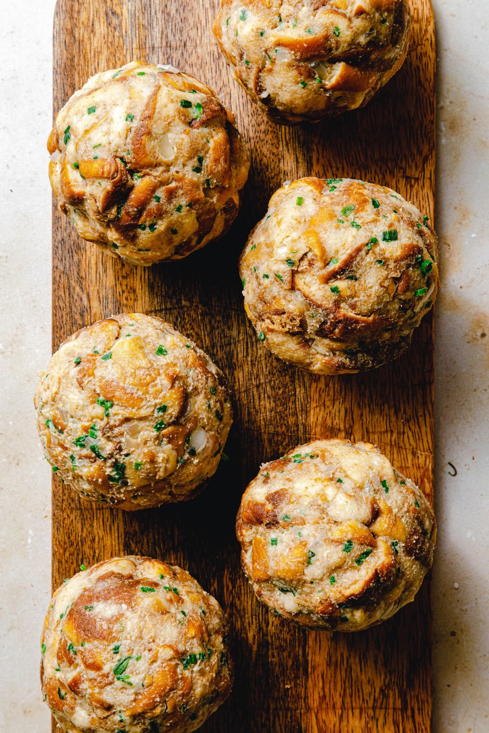 Vegane Brezenknödel mit Pilzrahmsauce