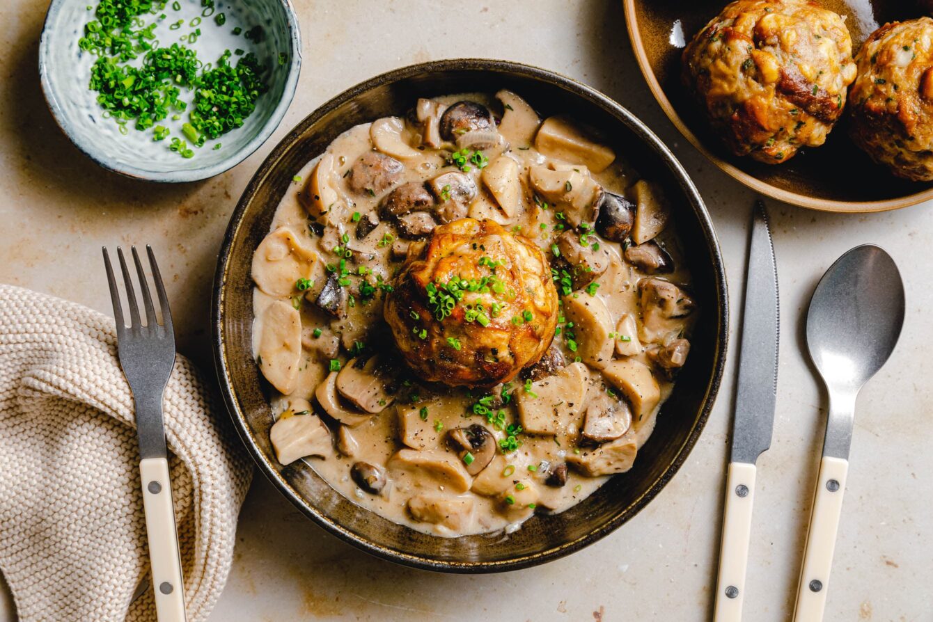 Vegane Brezenknödel mit Pilzrahmsauce