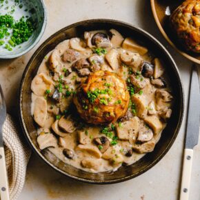 Vegane Brezenknödel mit Pilzrahmsauce
