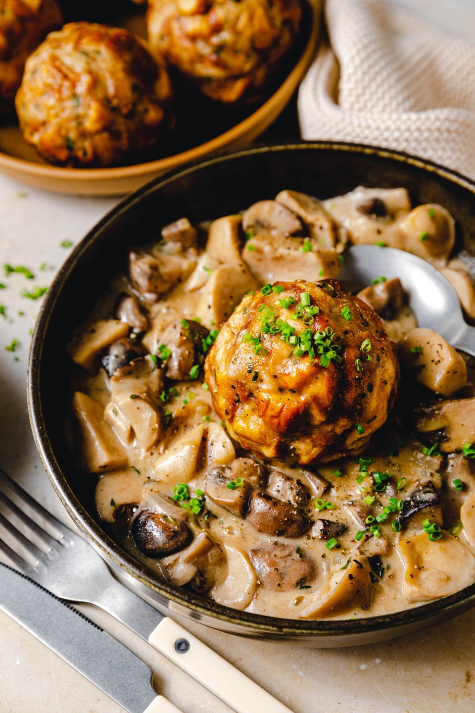 Vegane Brezenknödel mit Pilzrahmsauce
