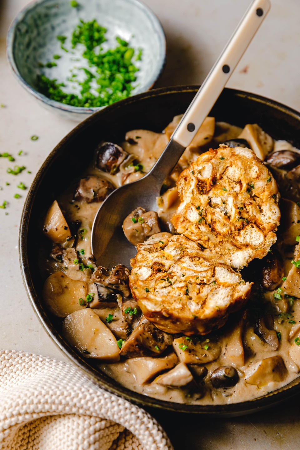 Vegane Brezenknödel mit Pilzrahmsauce
