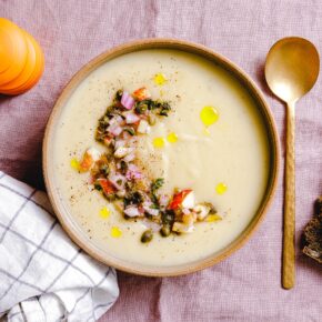 Pastinaken-Sellerie-Suppe mit Apfel-Kapern-Topping