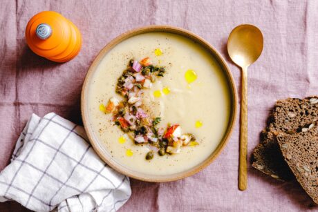 Pastinaken-Sellerie-Suppe mit Apfel-Kapern-Topping