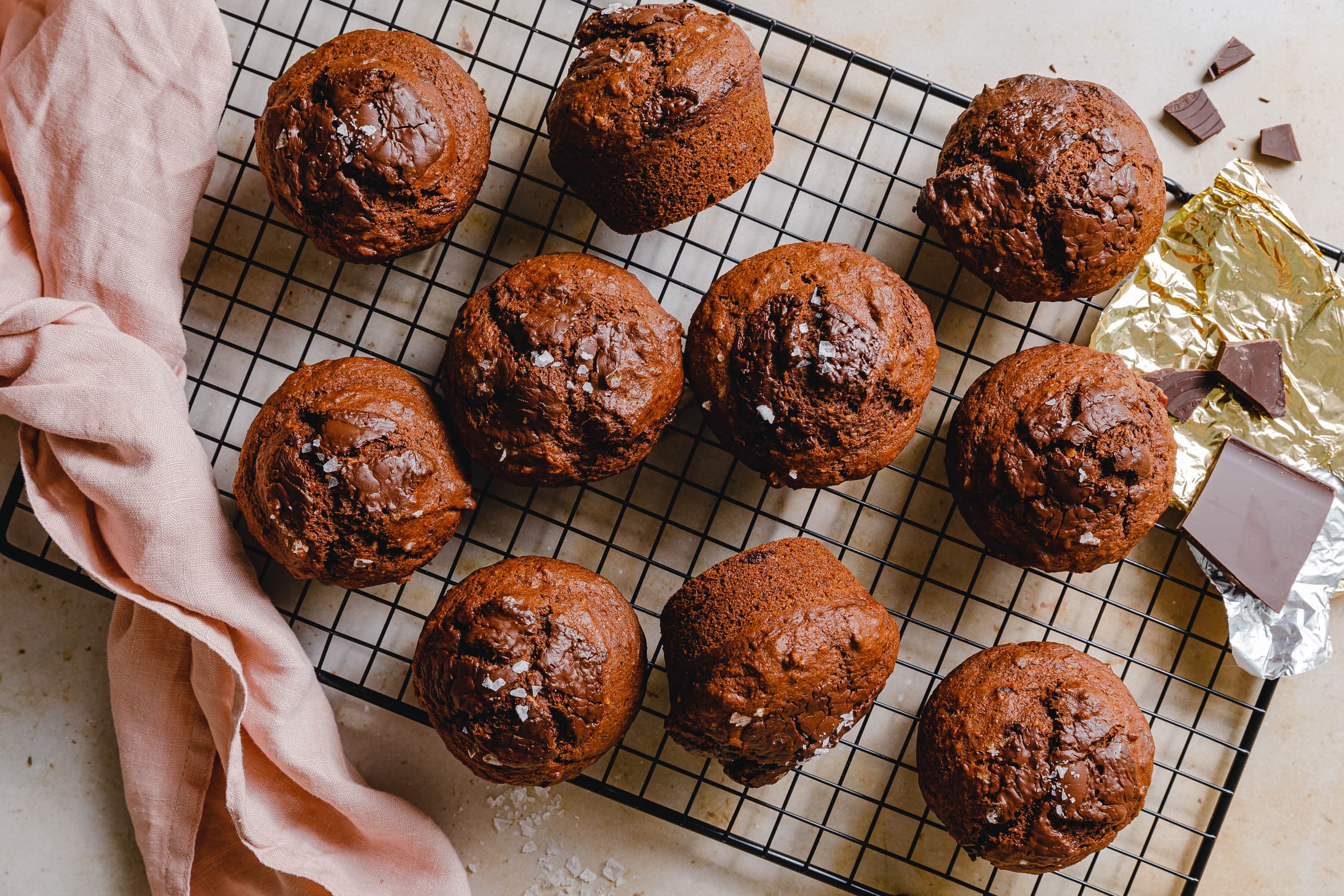 Vegane Doppel-Schoko-Muffins mit Banane & Haselnuss