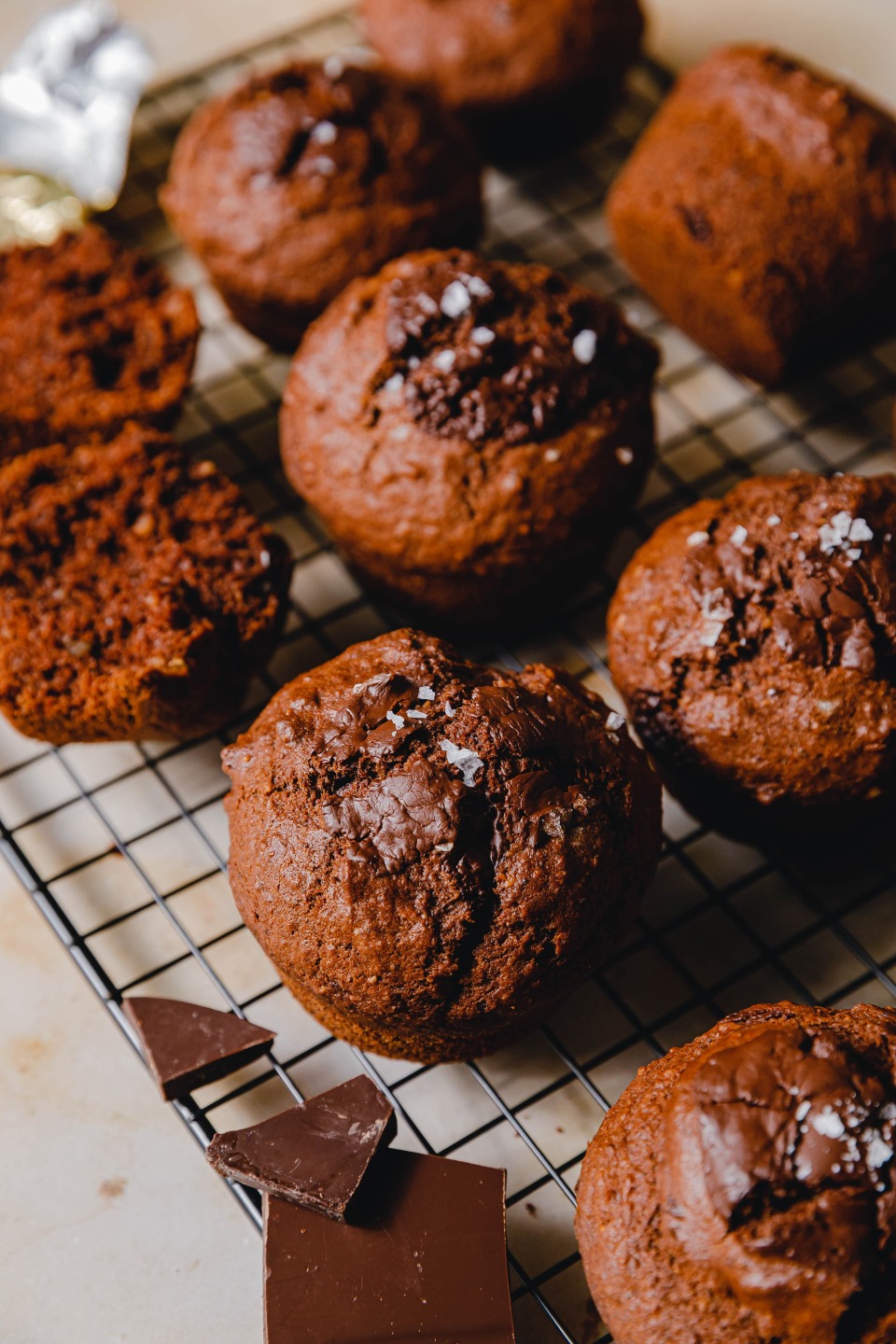 Vegane Doppel-Schoko-Muffins mit Banane & Haselnuss
