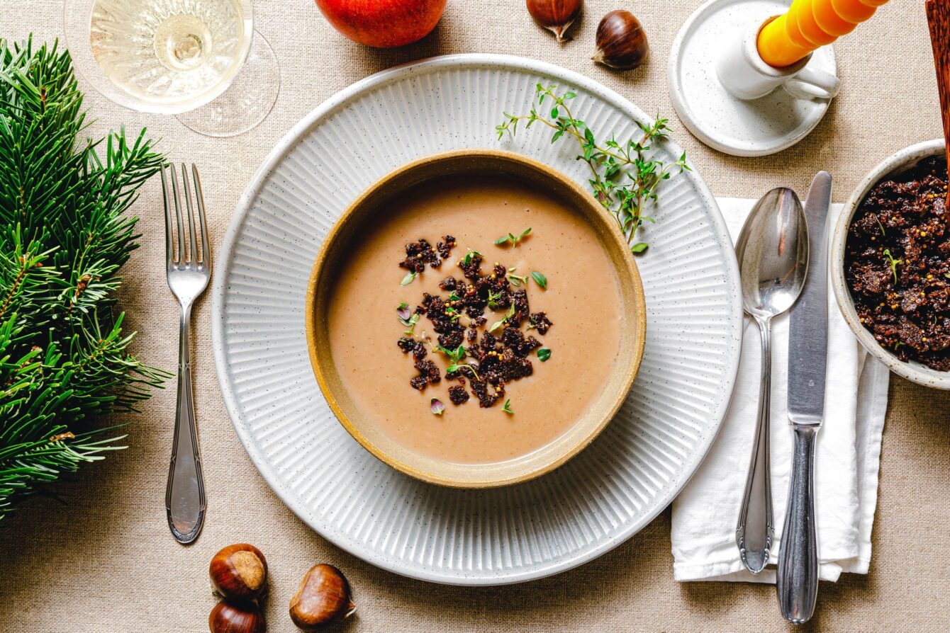 Vegane Maronensuppe mit Pumpernickel-Granola