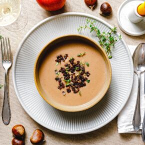 Vegane Maronensuppe mit Pumpernickel-Granola
