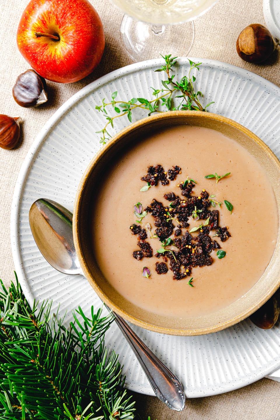 Vegane Maronensuppe mit Pumpernickel-Granola
