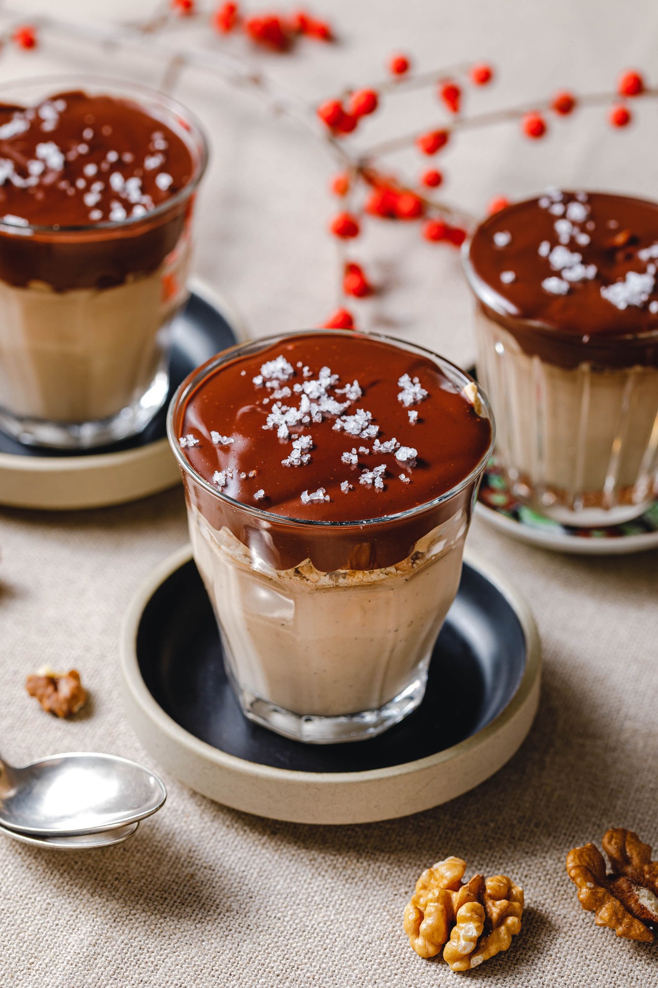 Vegane Walnuss-Panna-cotta mit Schokoladen-Ganache