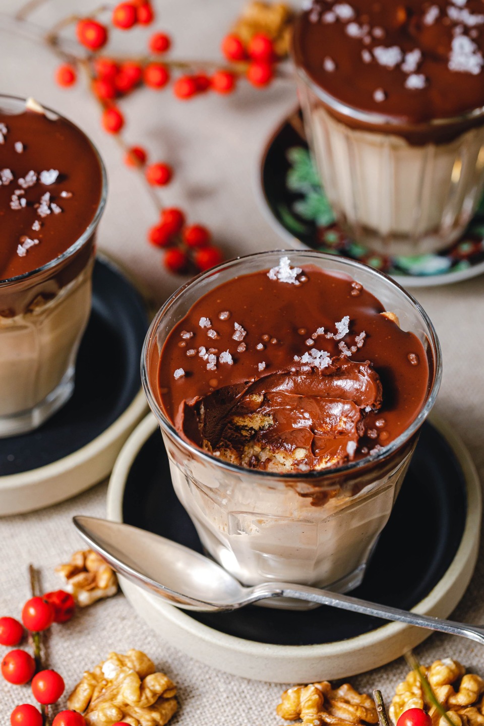 Vegane Walnuss-Panna-cotta mit Schokoladen-Ganache