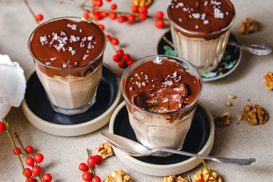 Vegane Walnuss-Panna-cotta mit Schokoladen-Ganache