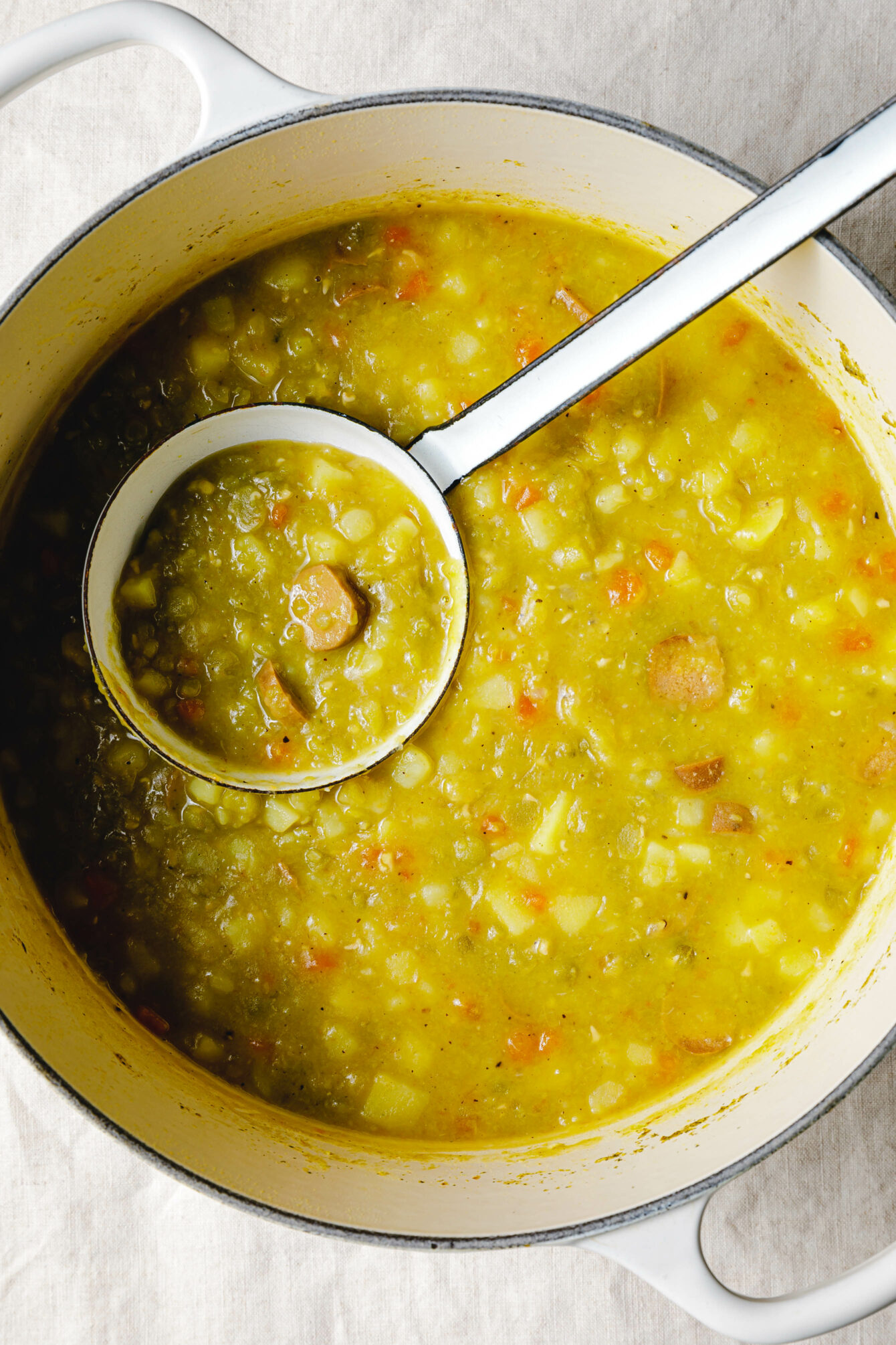 Herzhafte vegane Erbsensuppe