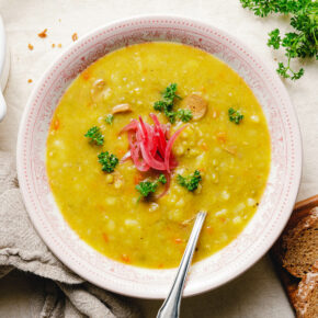 Herzhafte vegane Erbsensuppe