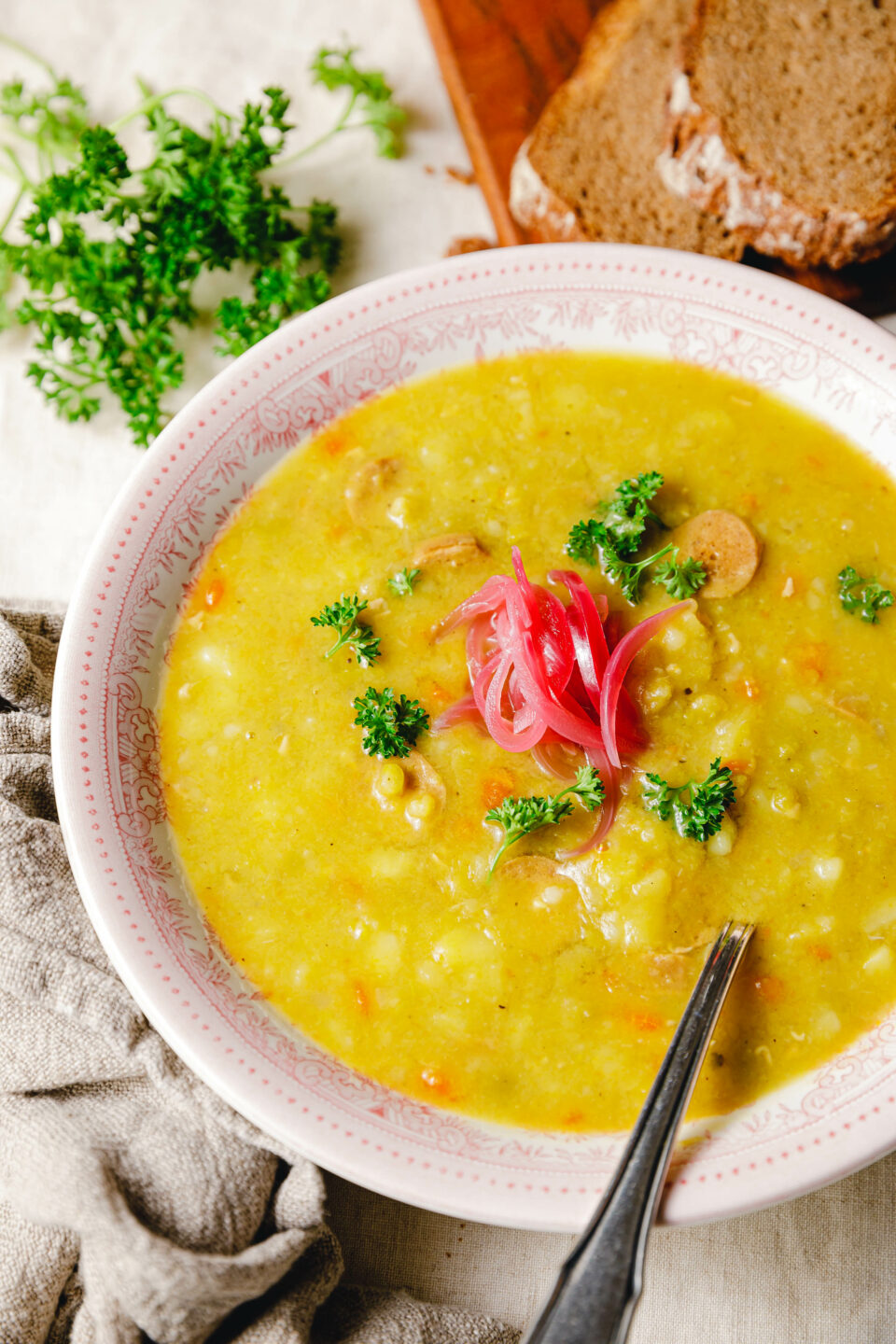 Herzhafte vegane Erbsensuppe