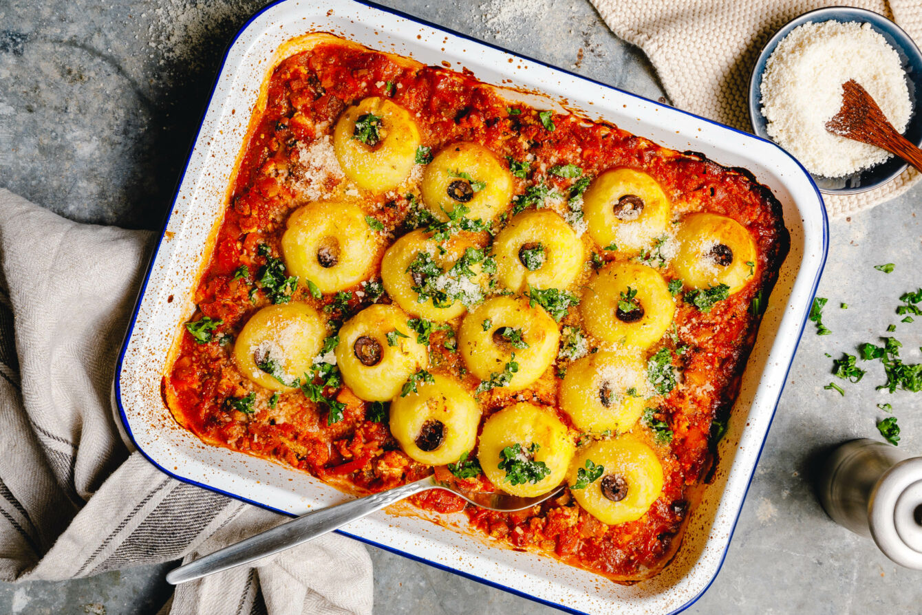 Knödel-Auflauf mit veganer Winter-Bolognese
