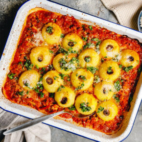 Knödel-Auflauf mit veganer Winter-Bolognese
