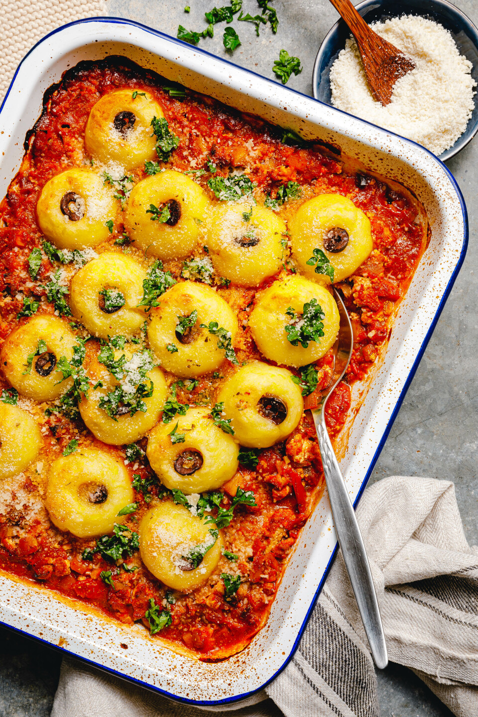 Knödel-Auflauf mit veganer Winter-Bolognese