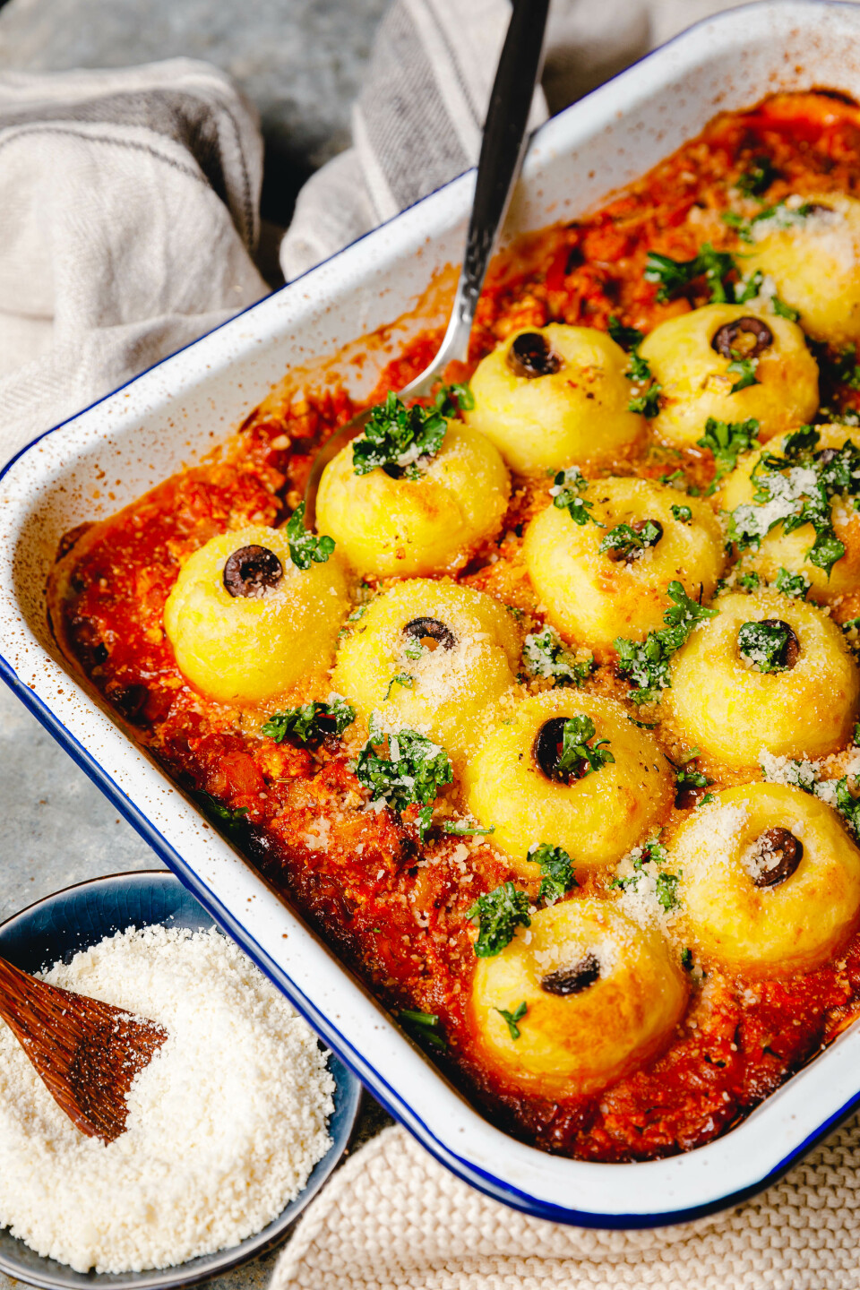 Knödel-Auflauf mit veganer Winter-Bolognese