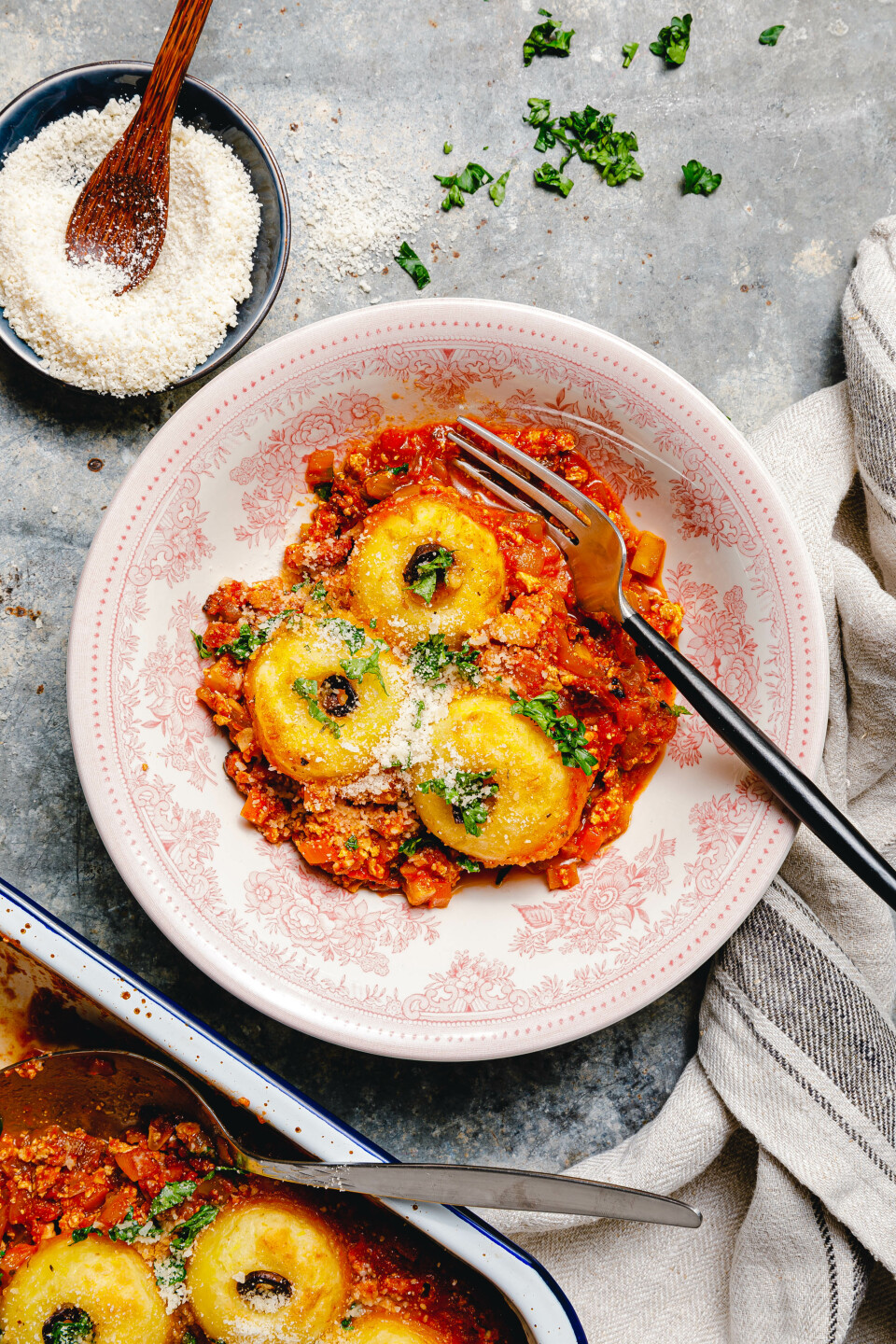 Knödel-Auflauf mit veganer Winter-Bolognese