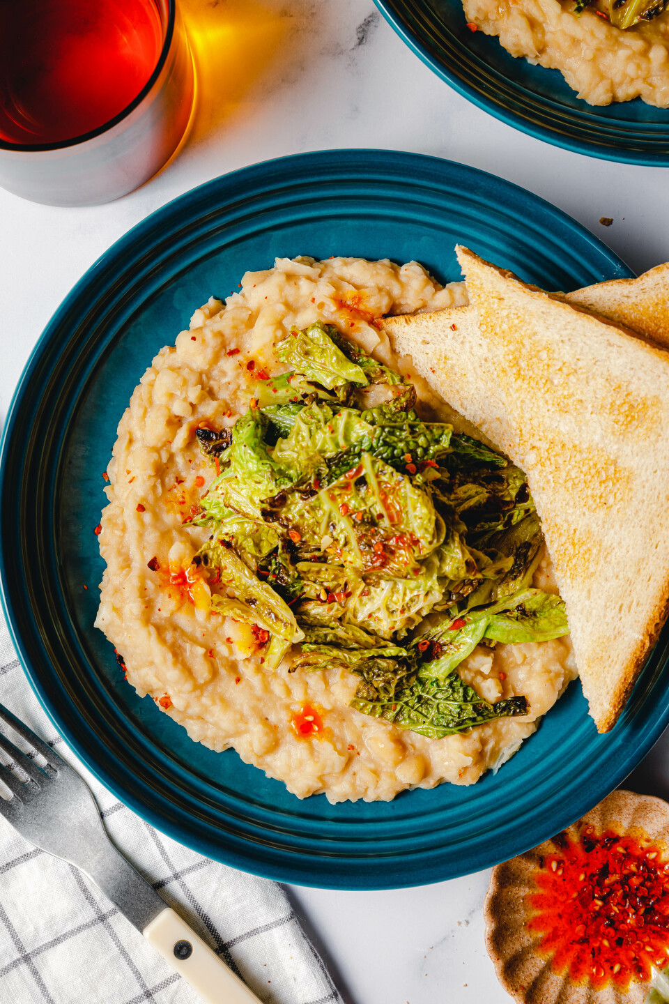 Bohnenstampf mit Chili-Wirsing