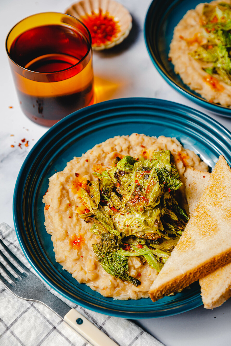 Bohnenstampf mit Chili-Wirsing