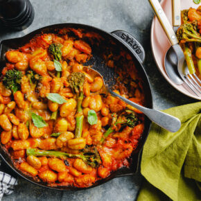 Cremige Ofen-Gnocchi mit Bohnen & Brokkoli