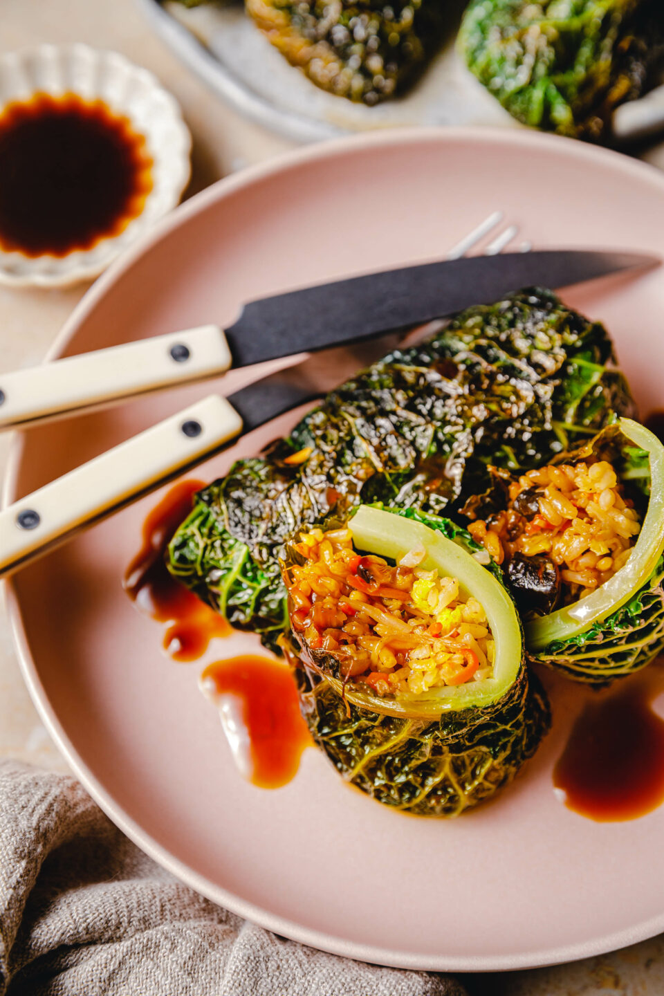 Teriyaki-Krautwickel – japanisch inspirierte Wirsingrouladen