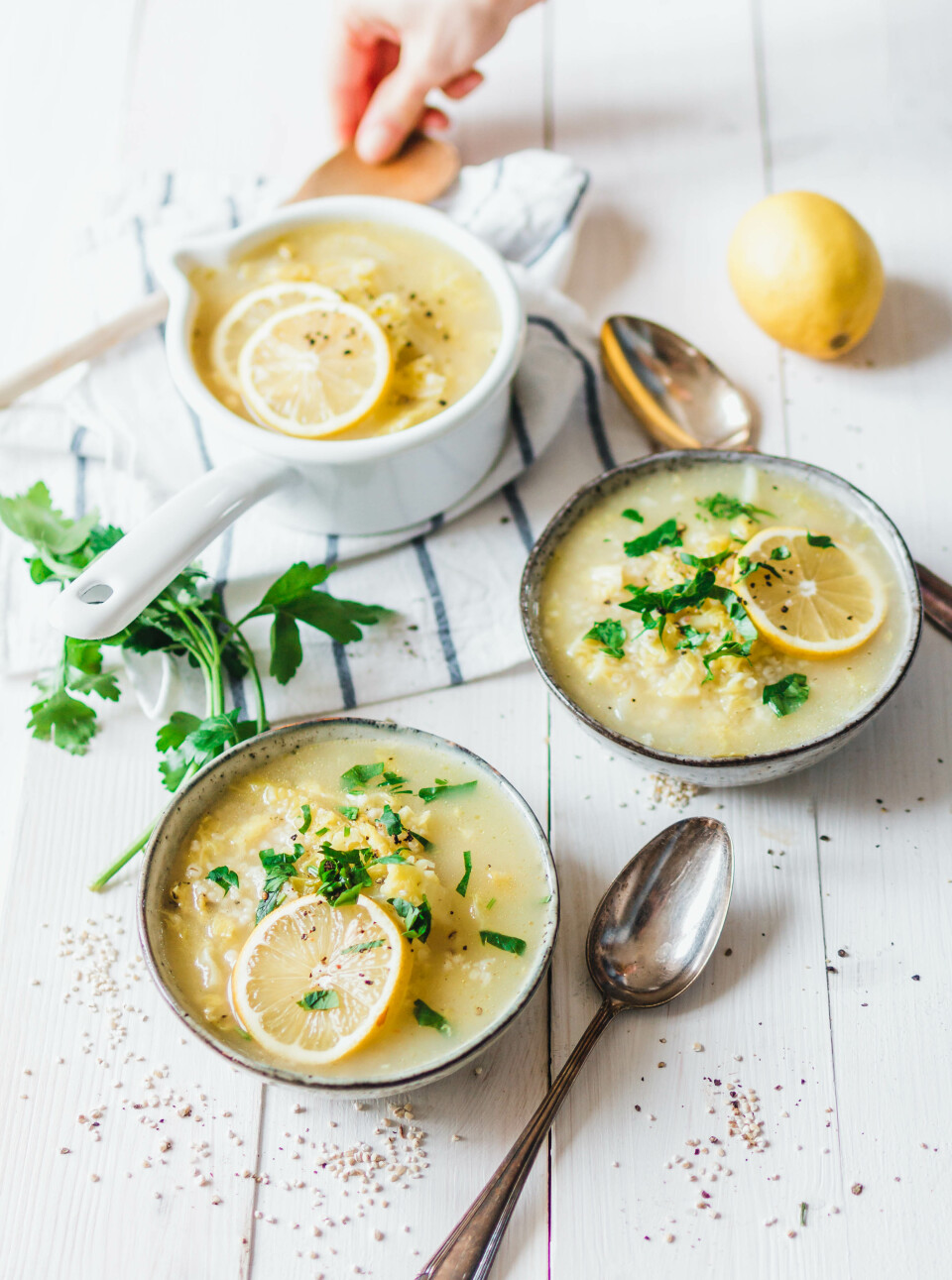 Zitronige Wirsingsuppe mit Graupen