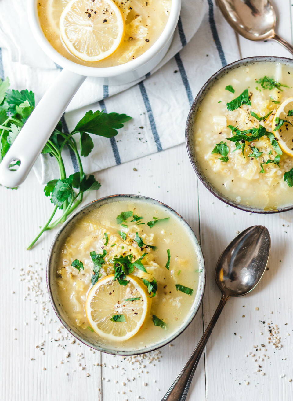 Zitronige Wirsingsuppe mit Graupen